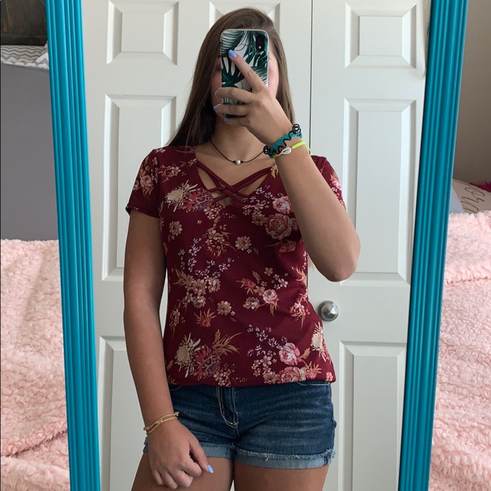 Floral tee, v-neck with a criss cross design